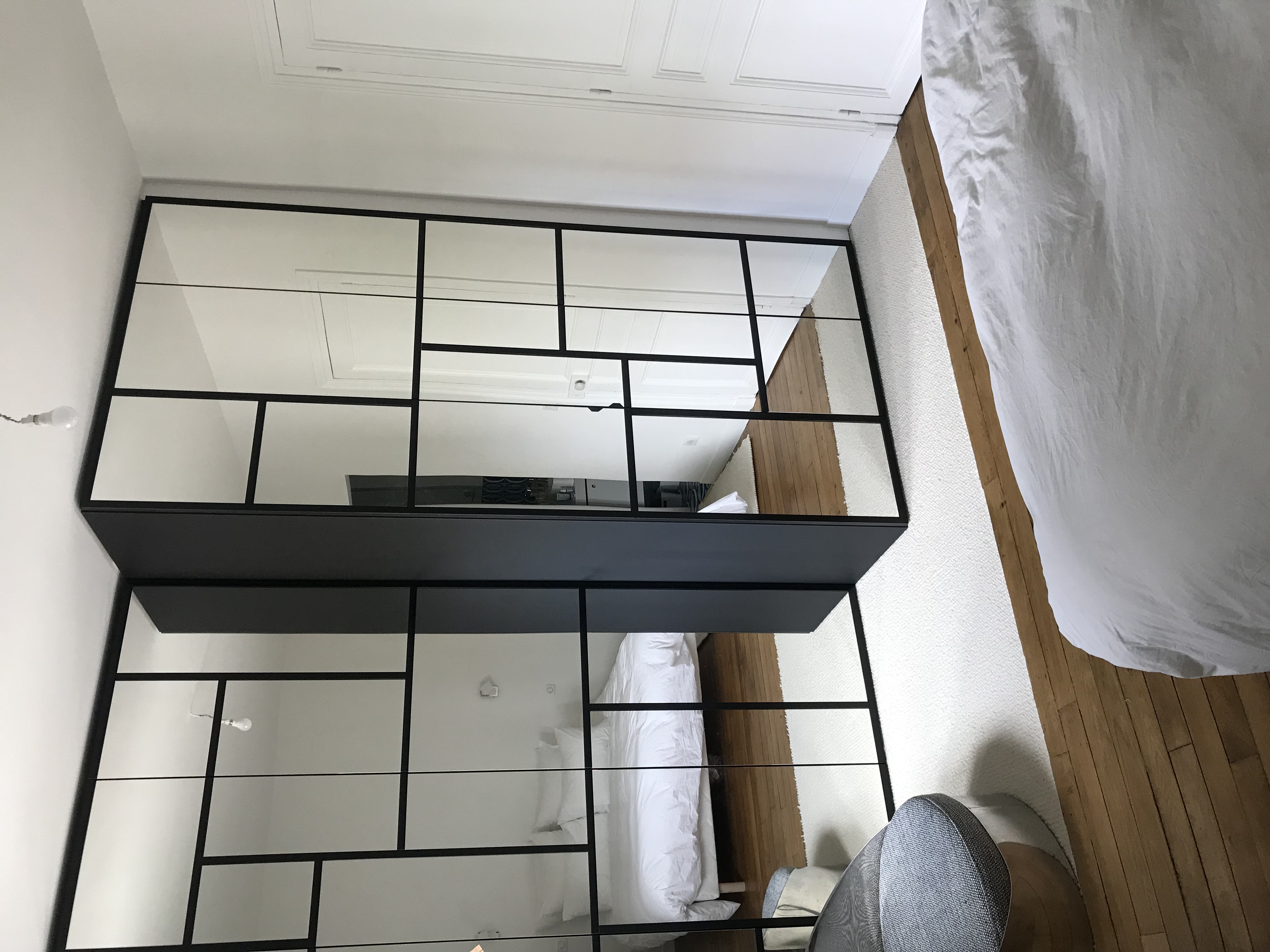Miroirs et stratifié noir mat, façon Mondrian
