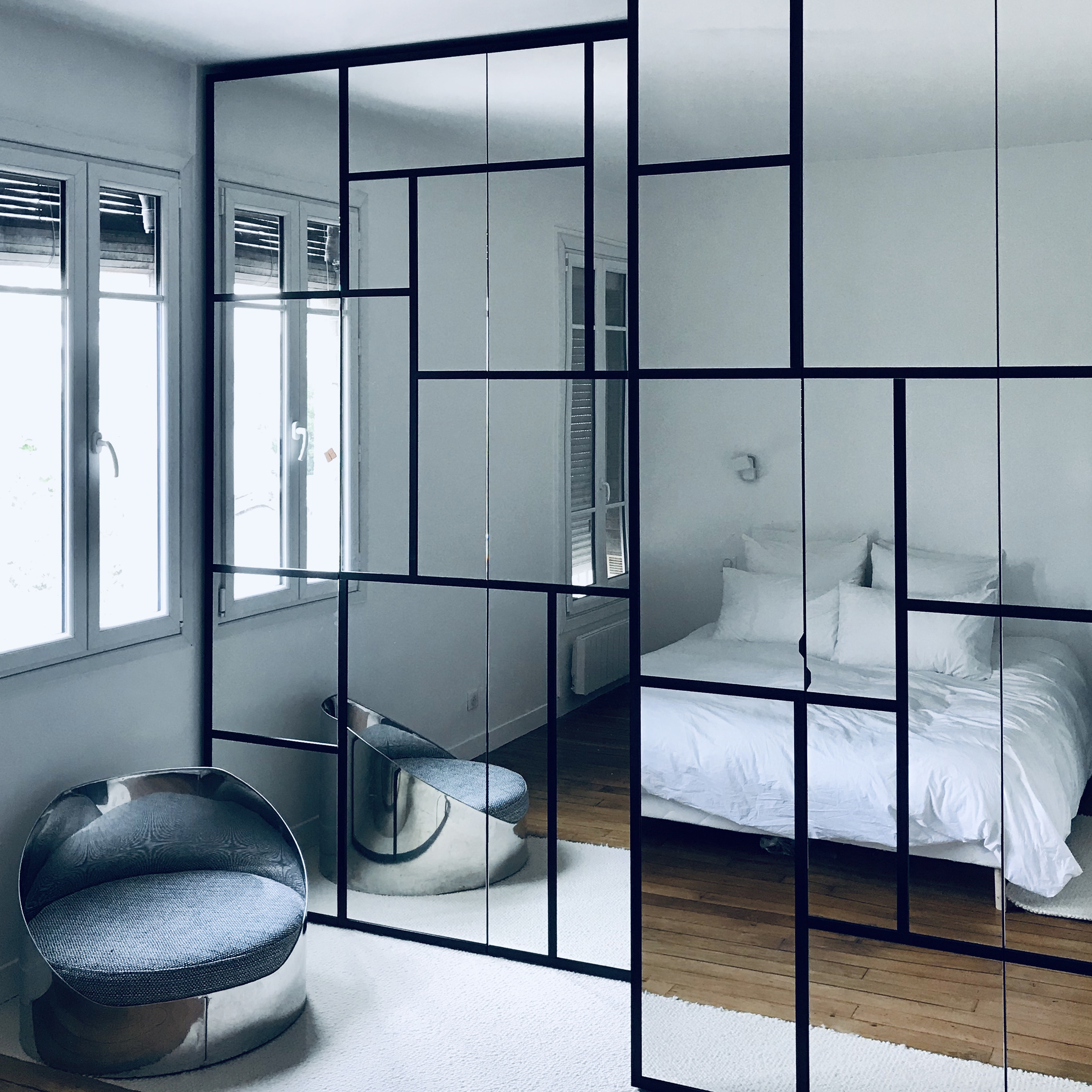 Miroirs et stratifié noir mat, façon Mondrian